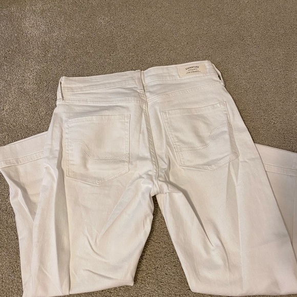 Signature Modern Capri Levi Strauss - Picture 4 of 12